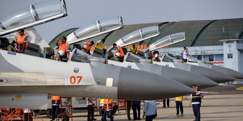 Teknisi sedang menyiapkan pesawat Sukhoi milik TNI Angkatan Udara sebelum terbang di Lanud Halim Perdanakusuma, Jakarta, Rabu (13/8/2014). Sukhoi merupakan salah satu jenis pesawat tempur untuk pertahanan dan menjaga keamanan wilayah Indonesia.