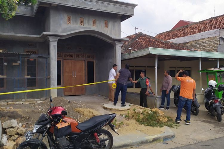 Rumah kosong lokasi pembacokan anggota Polres Pamekasan di Jl. Sersan Mesrul, Kelurahan Gladak Anyar, Pamekasan, saat dipasangi garis polisi, Selasa (10/12/2019).