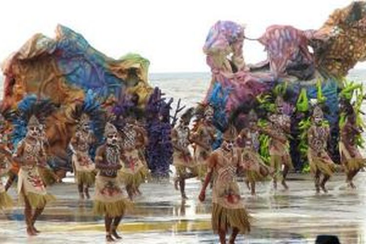 450 penari yang menampilkan tarian kolosal Harmonisasi Raja Ampat dalam acara puncak Festival Sail Raja Ampat 2014 pada Sabtu (23/8/2014), di Pantai Waisai Torang Cinta, Kabupaten Raja Ampat, Papua Barat. Sebanyak 4.000 tamu yang menghadiri festival tahunan tersebut. 