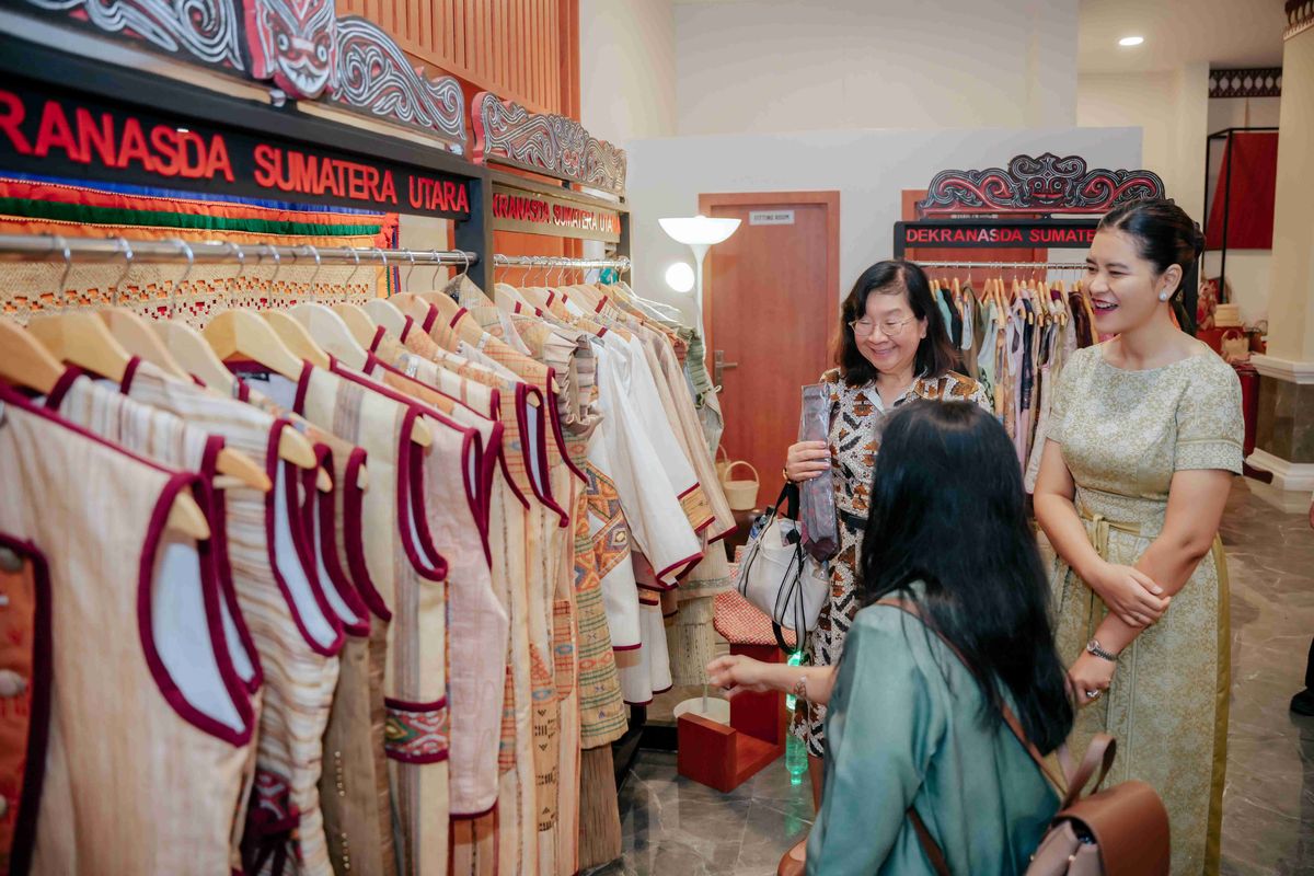 Ketua Dewan Kerajinan Nasional Daerah (Dekranasda) Sumatera Utara (Sumut) Kahiyang Ayu memperkenalkan ragam kain tradisional khas Sumut kepada Dusadee Haymond, istri Duta Besar Amerika Serikat (AS) untuk Indonesia, dalam kunjungan kerja ke Galeri Dekranasda Sumut, Jalan Iskandar Muda Nomor 272, Medan, Senin (29/9/2025).
