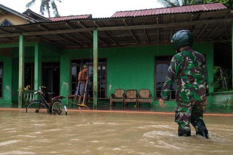Banjir merendam kawasan permukiman dan lahan persawahan di Bumirejo, Kapanewon Lendah, Kabupaten Kulon Progo. 