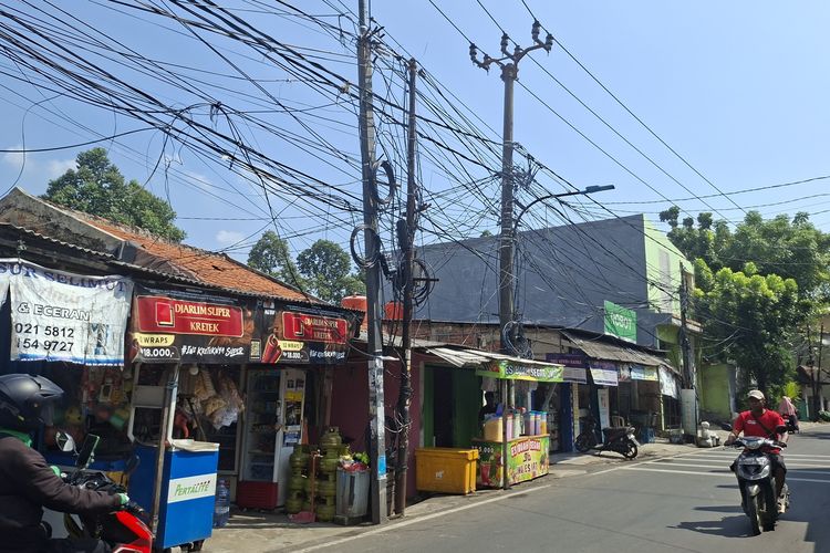 Potret Kabel Semrawut Jakarta: Menjuntai Rendah, Ganggu Lalu Lintas hingga Ancam Nyawa