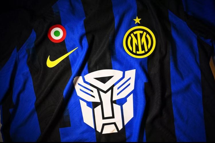 Inter Milan akan memakai jersey edisi terbatas dengan logo film Transformers saat menjamu Udinese pada laga pekan ke-15 Liga Italia Serie A 2023-2024 di Stadion Stadion Giuseppe Meazza pada Minggu (10/12/2023) dini hari WIB. (Sumber gambar: Tangkapan layar laman resmi Inter Milan/www.inter.it/)