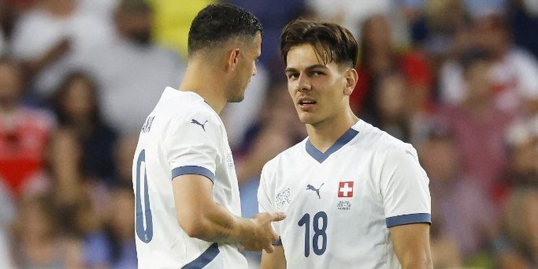 Granit Xhaka dan Ardon Jashari #18 dari Swiss bereaksi pada laga persahabatan melawan Amerika Serikat di GEODIS Park pada 10 Juni 2025 di Nashville, Tennessee