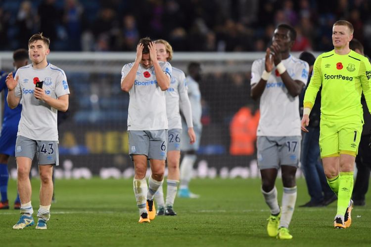 Para pemain Everton tampak kecewa seusai timnya kalah 0-2 dari Leicester City pada pertandingan Premier League, Minggu (29/10/2017).