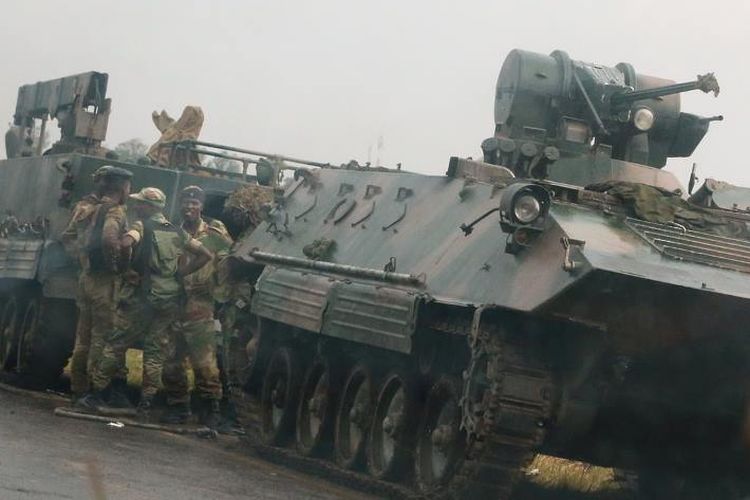 Pasukan militer Zimbabwe dengan kendaraan berat terlihat di luar ibu kota Harare.