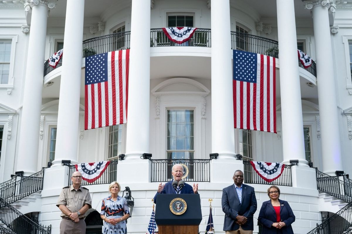 Presiden AS Joe Biden berbicara bersama Ibu Negara Jill Biden (kiri) dan Menteri Pertahanan Lloyd Austin (kanan) dalam acara barbekyu untuk keluarga militer yang masih aktif bertugas dalam rangka memperingati Hari Kemerdekaan AS di Halaman Selatan Gedung Putih di Washington DC, 4 Juli 2023. 