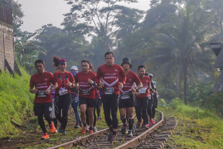 Ketua Umum Asosiasi Lari Trail Indonesia (ALTI) Bima Arya Sugiarto saat mengikuti event MesaStila Rails to Trails 16K, Minggu (13/3/2022).