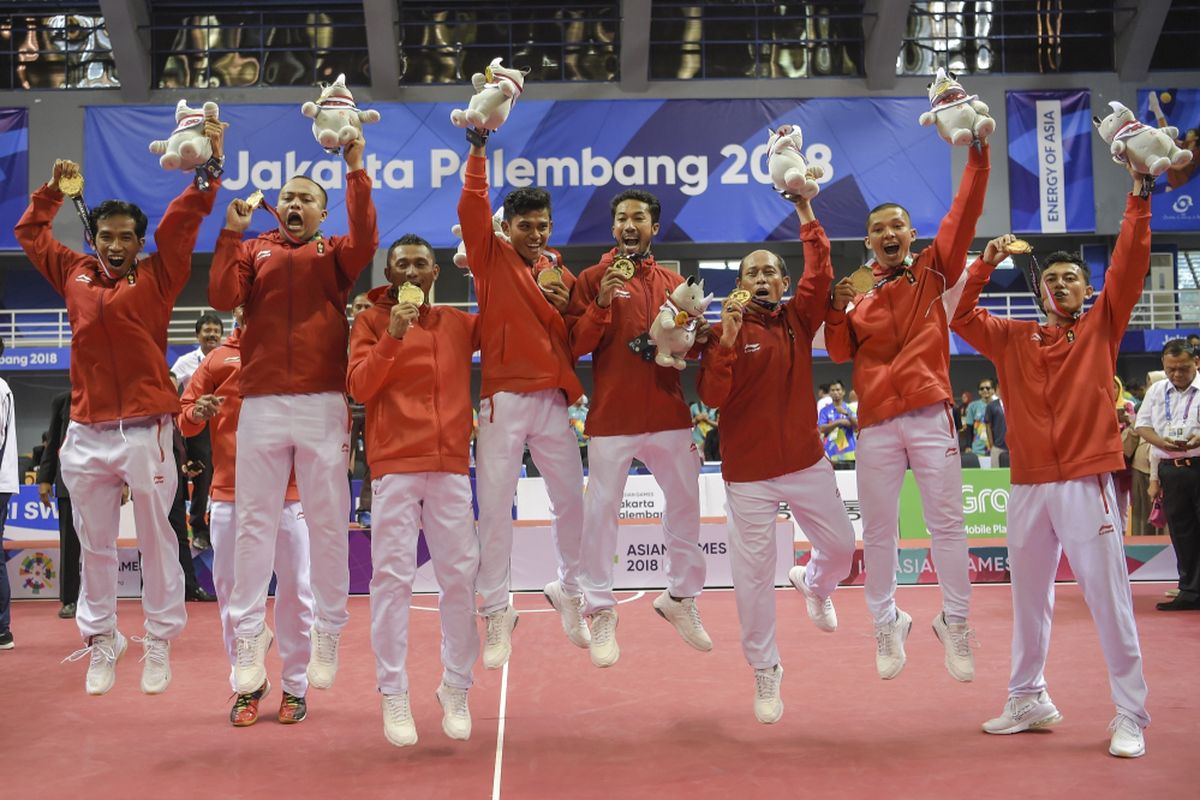 Tim sepak takraw putra Indonesia berpose bersama memperlihatkan medali emas seusai pertandingan final quadrant putra sepak takraw Asian Games 2018 di GOR Ranau, Jakabaring Sport City (JSC), Palembang, Sumatera Selatan, Sabtu (1/9/2018). Indonesia meraih medali emas disusul Jepang dengan medali perak, medali perunggu diraih Vietnam dan Singapura sebagai juara bersama.