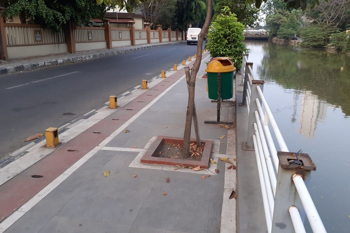 Puluhan lampu pedestrian di pagar saluran irigasi belakang Kantor Pemerintah Kota Bekasi rusak, Rabu (30/10/2019).