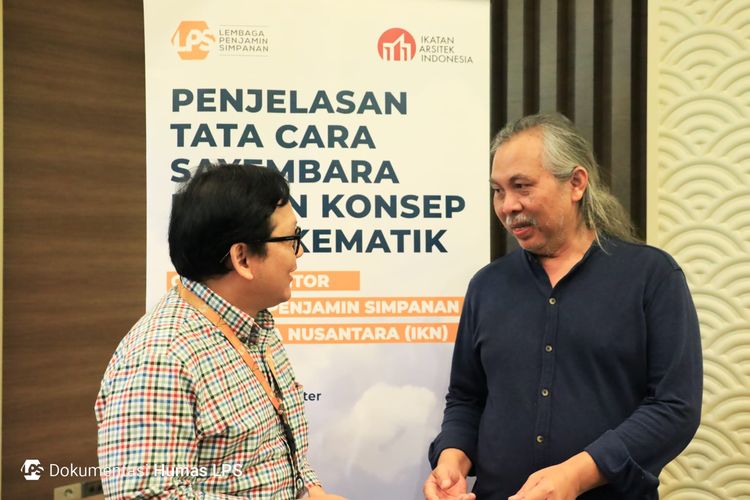 Plt. Direktur Eksekutif Sumber Daya Manusia dan Administrasi LPS Rudi Rahman sedang berbincang dengan Pengurus Nasional Badan Sayembara dan Penghargaan Ikatan Arsitek Indonesia Rachmad Widodo di sela acara Penjelasan Tata Cara Sayembara Desain Gedung LPS di IKN.