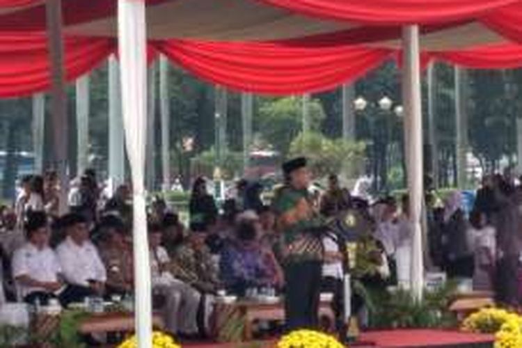 Ketua Umum Pengurus Besar Nahdlatul Ulama (PBNU), Said Aqil Siradj memberikan pidatonya di hadapan ribuan Santi pada peringan Hari Santri Nasional di Lapangan Monumen Nasional, Jakarta, Sabtu (22/10/2016)