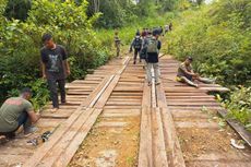 Satgas Petik Bintang Perbaiki Jembatan yang Dirusak KKB di Kampung Ayata, Maybrat
