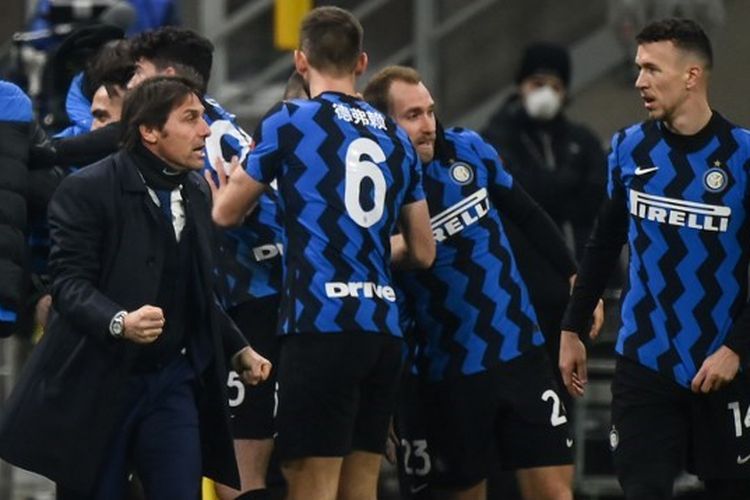 Pelatih Inter Milan, Antonio Conte, bereaksi setelah timnya mencetak gol ketiga ke gawang Lazio pada laga lanjutan pekan ke-22 Liga Italia di Stadion San Siro, Senin (15/2/2021) dini hari WIB.