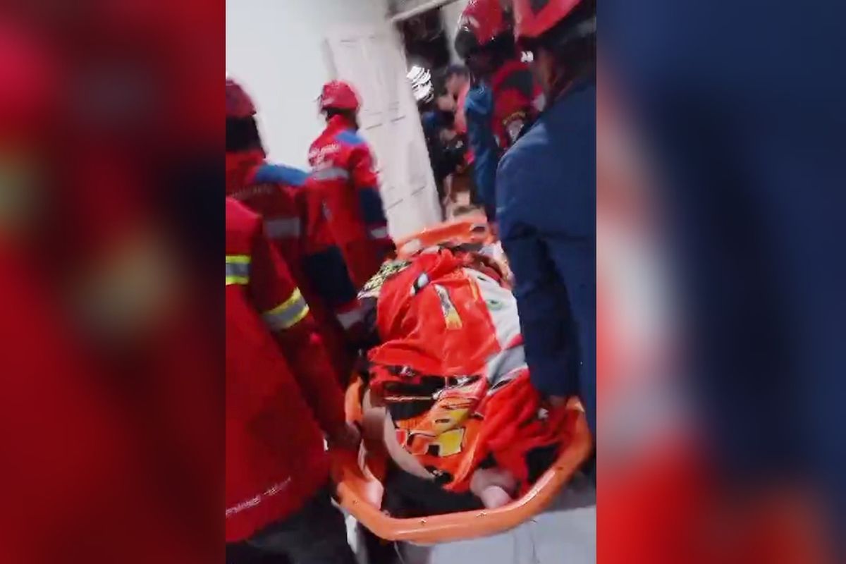 EVAKUASI: Petugas Damkarmat Makassar mengevakuasi warga yang menderita obesitas hingga alami sesak naPas di Jalan Pengayoman, Kota Makassar, Sulsel, Senin (7/10/2024).