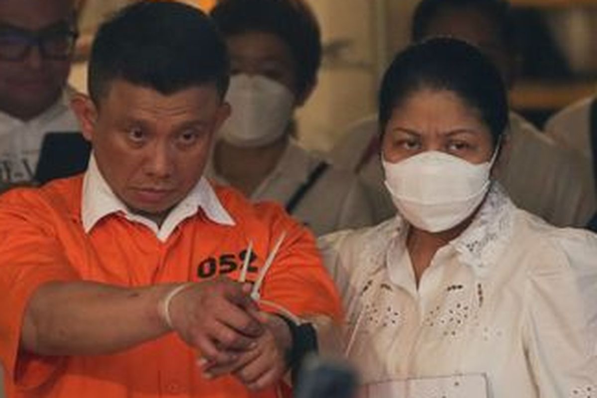 Tersangka Ferdy Sambo dan Putri Candrawathi saat menjalani rekonstruksi kasus pembunuhan Brigadir J di rumah dinas Ferdy Sambo, Duren Tiga, Jakarta Selatan, Selasa (30/8/2022). Tim Khusus (Timsus) Polri menggelar rekonstruksi kasus pembunuhan berencana Brigadir J atau Nofriansyah Yosua Hutabarat.