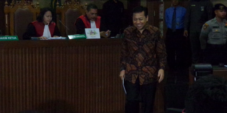 Mantan Ketua DPR RI Setya Novanto saat memasuki ruang sidang di Pengadilan Tindak Pidana Korupsi Jakarta, Kamis (27/12/2017).