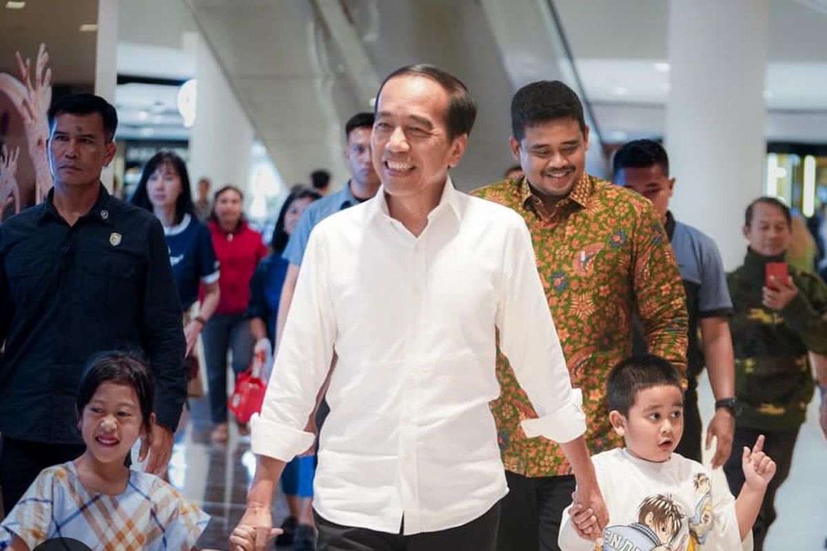 Mantan presiden Joko Widodo bersama dua cucu dan menantunya Bobby Nasution saat mengunjungi salah satu mall di Kota Medan, Kamis (28/11/2024)