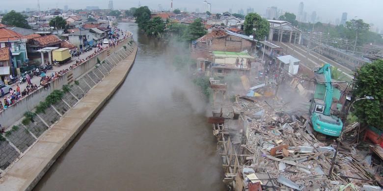 Proses pembongkaran rumah warga Bukit Duri, Tebet, Jakarta, Rabu (28/9/2016). Pemerintah Provinsi DKI Jakarta menggusur bangunan yang berbatasan langsung dengan sungai Ciliwung dan akan merelokasi warga ke Rusun Rawa Bebek.