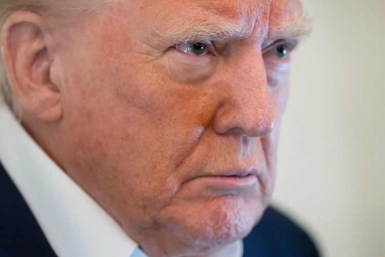 Presiden Amerika Serikat Donald Trump saat berbicara kepada media di pesawat kepresidenan Air Force One dalam perjalanan dari West Palm Beach, Florida, ke Pangkalan Gabungan Andrews di Maryland pada 4 Mei 2025.