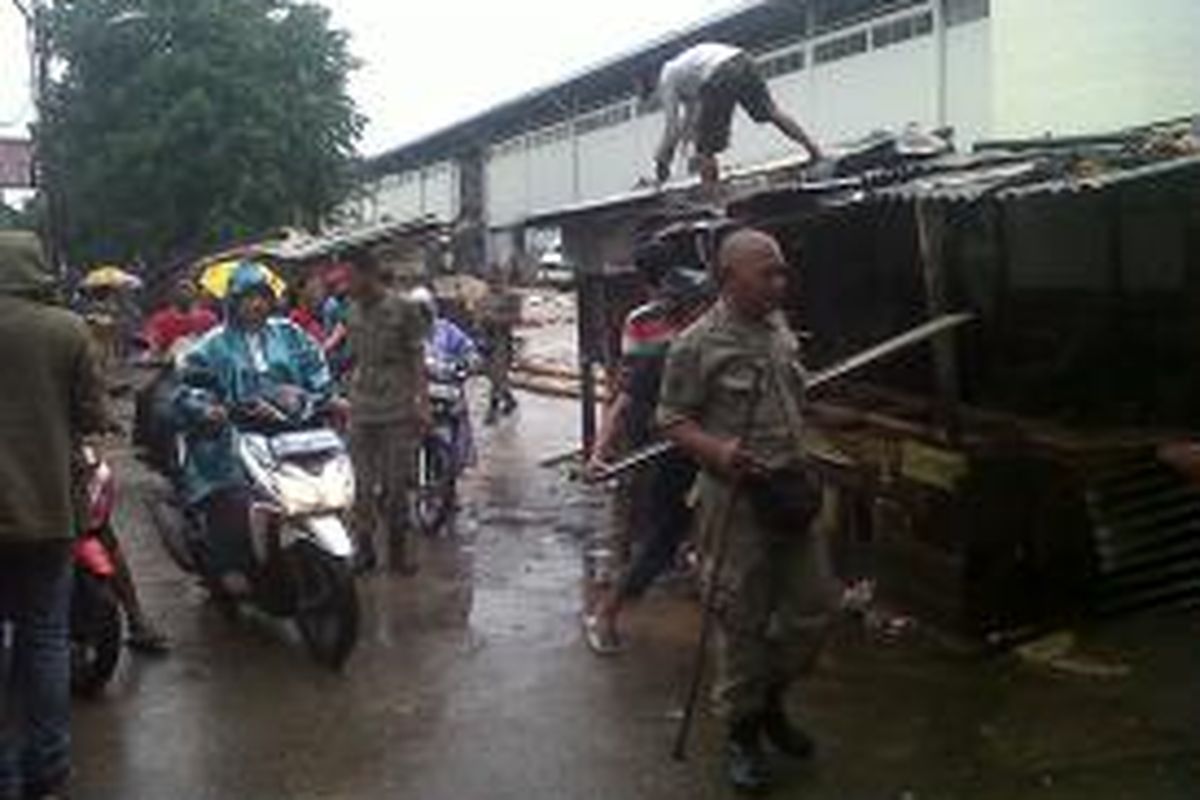 PKL di Pasar Jaya Enjo, Pisangan Lama, Pulogadung, Jakarta Timur menertibkan lapak mereka, Senin (12/1/2015)
