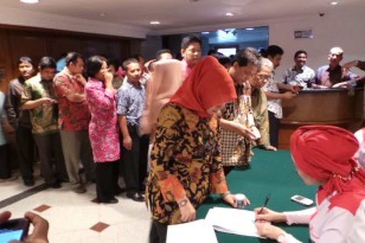 Lurah dan Camat tampak mengantre untuk mendaftar tes urine narkoba, di Balaikota Jakarta, Minggu (30/6/2013). Tes urine narkoba itu merupakan gagasan spontan Wakil Gubernur DKI Jakarta Basuki Tjahaja Purnama