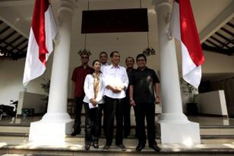 Presiden terpilih Joko Widodo berpose bersama Kepala Staf Kantor Transisi Rini M Soemarno dan 4 deputi kantor transisi Andi Widjajanto, Hasto Kristiyanto, Anies Baswedan dan Akbar Faisal seusai meresmikan kantor transisi di Jalan Situbondo, Menteng, Jakarta, Senin (4/8/2014).