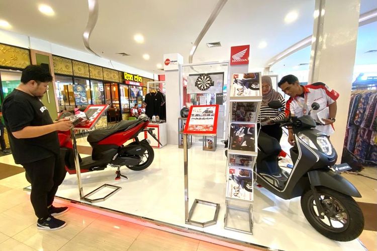 Pengunjung sedang melihat berbagai model sepeda motor Honda pada Honda Ramadhan Fair di DMall - Depok.