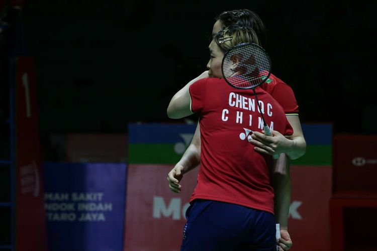 Pasangan ganda putri unggulan pertama China, Chen Qing Chen/Jia Yi Fan, saat bertanding melawan ganda putri Indonesia Apriyani Rahayu/Siti Fadia Ramadhanti  pada pertandingan final Indonesia Masters 2022. Terkini, mereka walkover pada final India Open 2023, Minggu (22/1/2023).