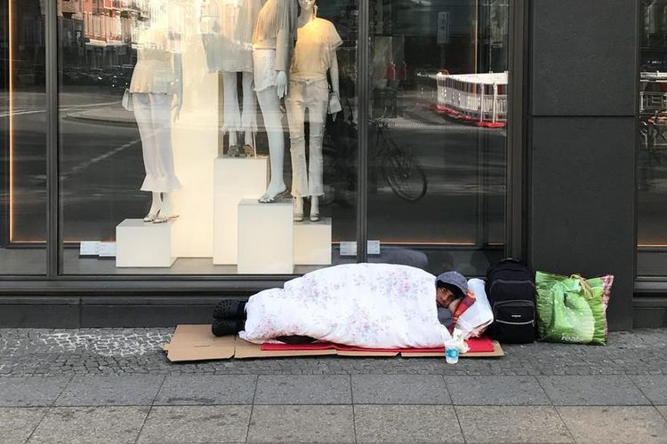 Jumlah orang yang tidur di jalan dan dibantu bank makanan meningkat di seluruh Jerman.