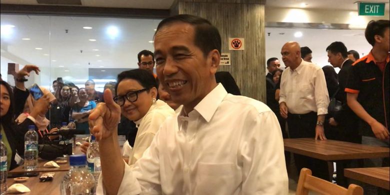 Presiden Joko Widodo saat santap sore di restoran milik WNI, Bebek Pak Ndut di Lucky Plaza, Singapura, Selasa (13/11/2018).
