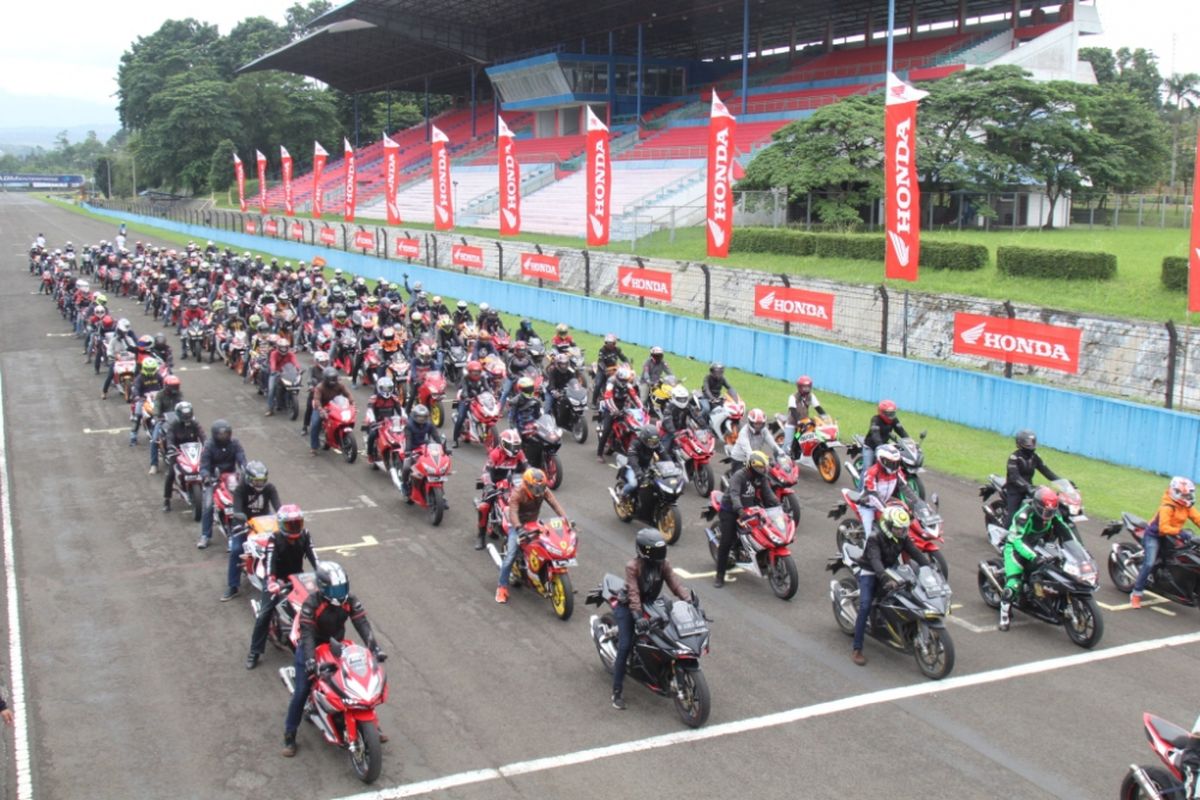Asosiasi Honda CBR (AHC) bersama dengan Astra Honda Motor (AHM) kembali gelar Indonesia CBR Race Day (ICE Day) 2018, yang akan dilaksanakan di Sentul International Circuit pada Minggu (16/9/2018)