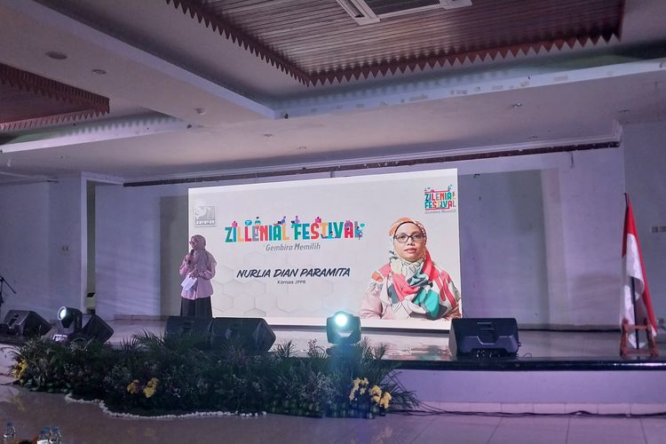 Koordinator Nasional Ke - 9 Jaringan Pendidikan Pemilih Untuk Rakyat (JPPR) Nurlia Dian Paramita ketika memberikan sambutan dihadapan hadirin pada acara Festival Zilenial , Gor Pasar Minggu, Jakarta Selatan, Sabtu (25/11/2023).