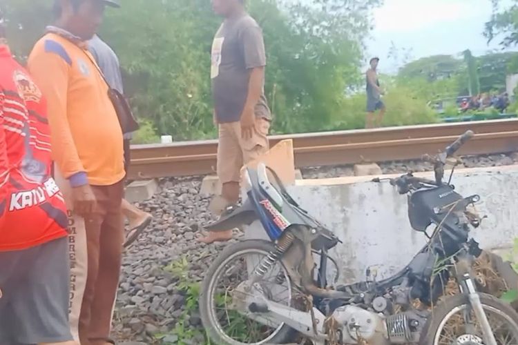 Sepeda motor warga ringsek setelah tertabrak kereta api di jalur kereta di  Desa Pebatan, Kecamatan Wanasari, Kabupaten Brebes, Jawa Tengah, Jumat (17/6/2022). (Istimewa)