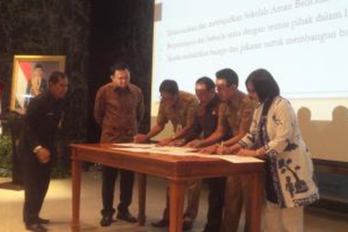 Gubernur DKI Jakarta Basuki Tjahaja Purnama saat menyaksikan deklarasi dimulainya program sekolah aman bencana. Deklarasi dilakukan di Balai Kota, Selasa (19/1/2016).