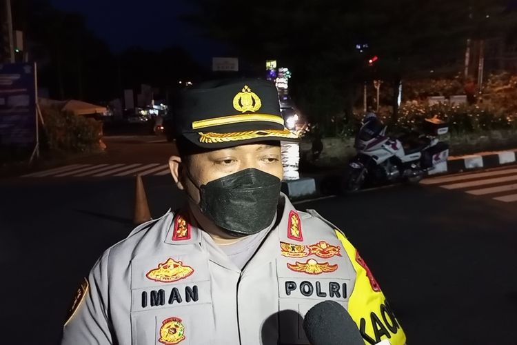 Kapolres Bogor AKBP Iman Imanuddin memantau situasi arus lalin di jalur Puncak Bogor, Jawa Barat, Sabtu (5/3/2022).