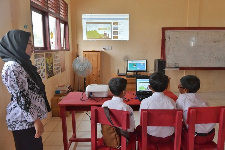 Bantuan dana BOS Kinerja yang diberikan oleh pemerintah juga dinilai menunjang fasilitas pembelajaran di sekolah untuk dialokasikan membantu pembiayaan buku digital sebagai upaya dalam pengembangan perpustakaan, belanja akses untuk memenuhi kebutuhan perpustakaan digital, melayani guru dan siswa, serta pembiayaan penyediaan barang-barang yang mendukung implementasi sekolah penggerak