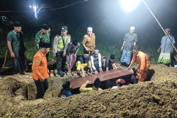 Pemakaman salah satu korban ambruknya mushala Al Khoziny, Abdul Fattah asal Kecamatan Jrengik, Sampang. 
