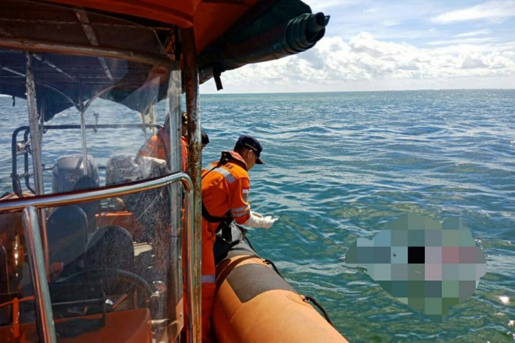 Petugas gabungan Basarnas mengevakuasi satu korban yang ditemukan mengapung di kawasan Selat Malaka, Kabupaten Bengkalis, Riau, Senin (3/12/2018).