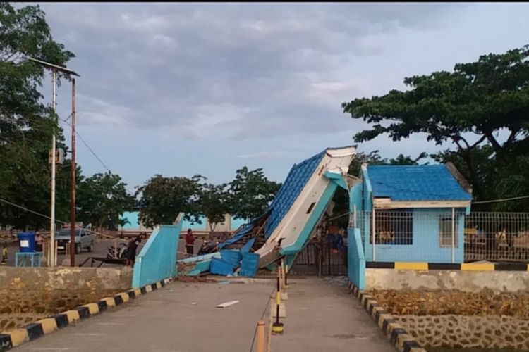 Gapura Pelabuhan Raha, kabupaten Muna, Sultra ambruk setelah ditabrak kapal penumpang yang hendak sandar di pelabuhan itu (Foto Istimewa)