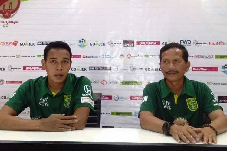 Pelatih Persebaya Djajang Nurdjaman ketika memberikan keterangan pers di Palembang, Sabtu (15/9/2018).