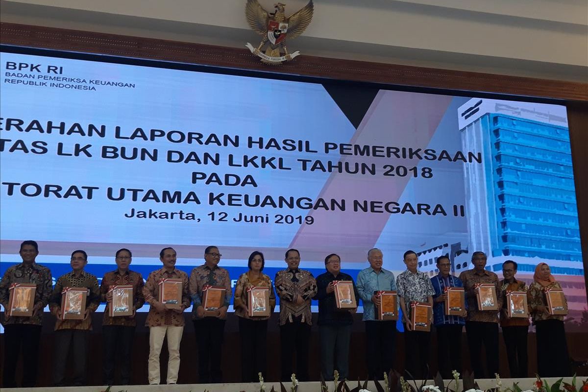 Penyerahan Laporan Hasil Pemeriksaan (LHP) atas Laporan Keuangan Pemerintah Pusat (LKPP) Tahun 2018 kepada Kementerian/Lembaga yang berada dibawah Kementerian Koordinator Bidang Perekonomian dan Badan Perencanaan Pembangunan Nasional (Bappenas), yang teriri dari 6 kementerian, 6 lembaga, dan 1 bendahara umum negara (BUN) di Jakarta, Rabu (12/6/2019).