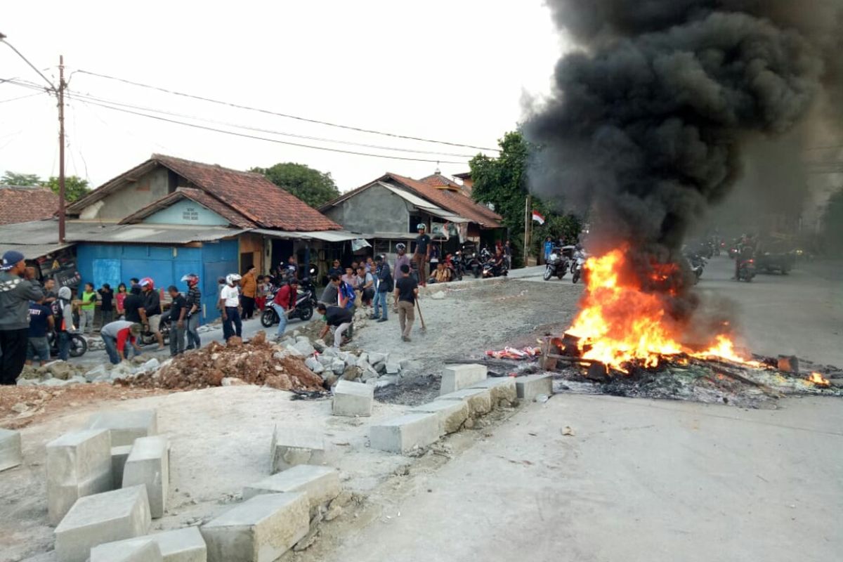 Warga melakukan aksi unjuk rasa dengan membakar ban di pinggir Jalan Jelupang, Serpong, Tangsel, Rabu (21/8/2019). 