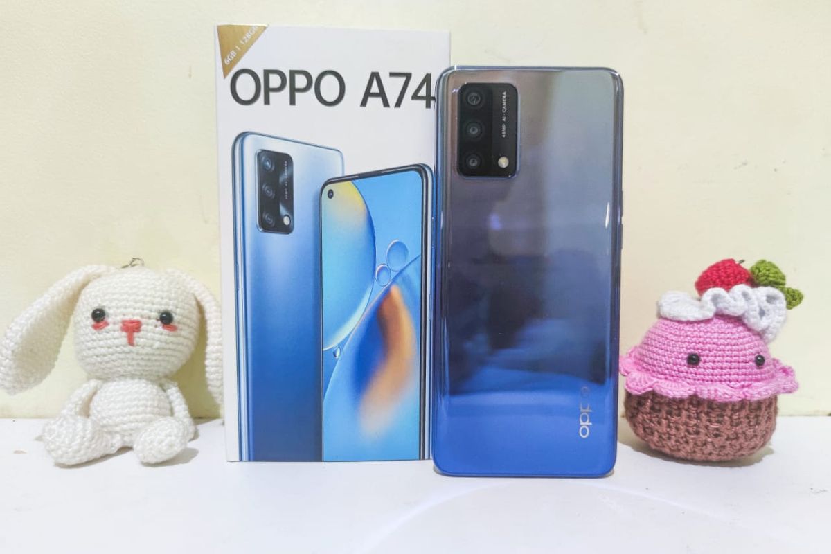 Oppo A74 dan kemasan penjualannya. Ponsel ini terdiri dari satu varian, yakni 6 GB/128 GB dan dibanderol dengan harga sebesar Rp 3.499.000 di Indonesia. Spesifikasinya mencakup chipset Snapdragon 662 dan baterai 5.000 mAh. Sistem operasi yang digunakan adalah Android 11 dengan antarmuka ColorOS 11.1.