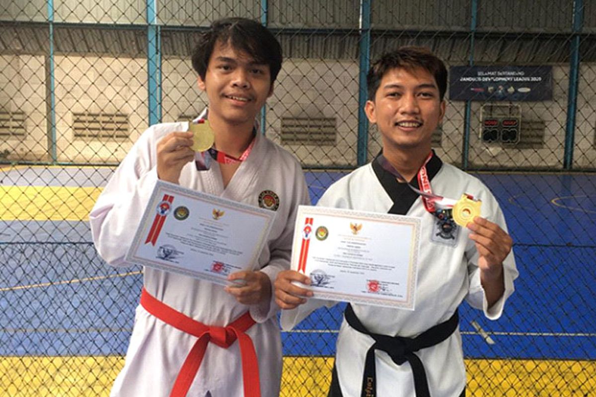 Dua mahasiswa Itenas berhasil raih medali dalam KTA World Wide Poomsae & Para Poomsae Championship 2020. (Dok. Itenas) 