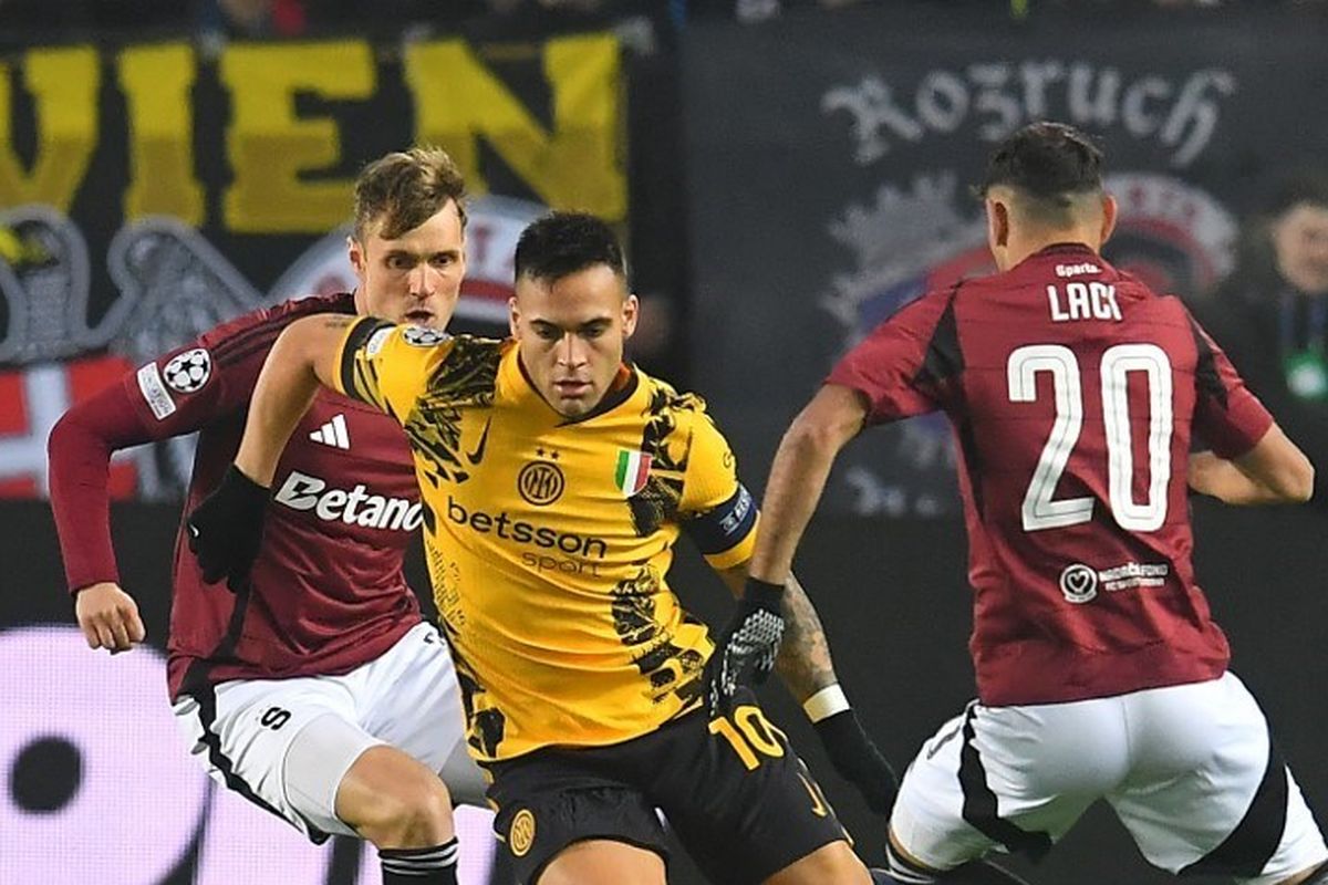 Aksi Lautaro Martinez dalam laga Liga Champions 2024-2025 antara Sparta Praha vs Inter Milan di Stadion Letna, Ceko, 22 Januari 2025. (Photo by Michal Cizek / AFP)