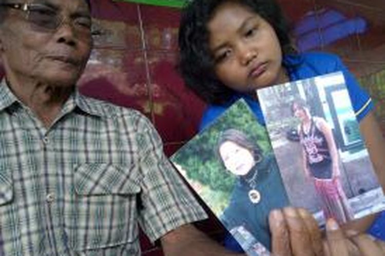 Rahayu Putri (kanan), anak dari Wiji Astuti, seorang TKW di Hongkong yang ditemukan tewas dan Supardi (kiri) ayah Wiji Satuti. Rabu (10/6/2015).