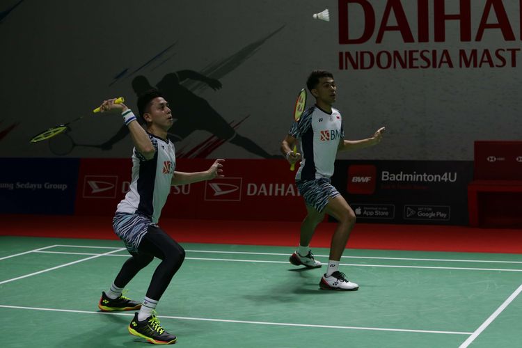 Ganda putra Indonesia, Fajar Alfian/Muhammad Rian Ardianto bertanding melawan ganda putra Indonesia, Pramudya Kusumawardana/Yeremia Erich Yoche Yacob Rambitan pada babak 16 besar Indonesia Masters 2022 di Istora Senayan, Jakarta, Kamis (9/6/2022). Fajar/Rian melaju ke babak perempat final setelah menang dengan skor 16-21, 21-17, dan 21-13.