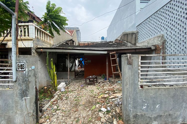 Rumah Dyah Aristi Kusuma Putri (42), perempuan yang hidup sebatang di rumah reyot yang penuh puing ini mulai dibersihkan.