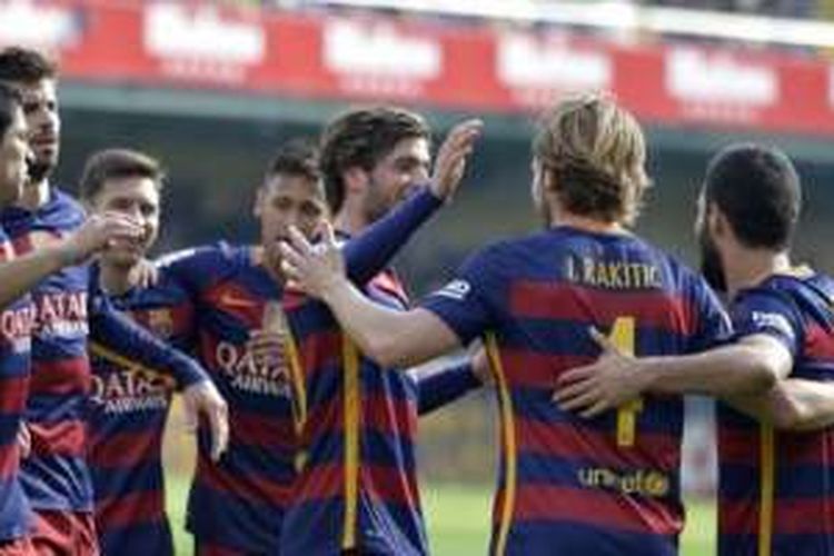 Para pemain Barcelona merayakan gol ke gawang Villarreal dalam pertandingan La Liga di Stadion El Madrigal, Villarreal, Spanyol, Minggu (20/3/2016).